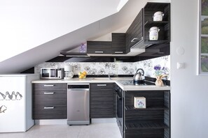 Fridge, microwave, oven, stovetop - Apartment Lavendula 3 with a balcony (Baska)