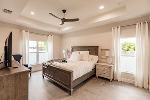 3 bedrooms, iron/ironing board, travel cot, WiFi - Brand New 3 Bedroom 3 Bathroom Home with Pool (Naples)