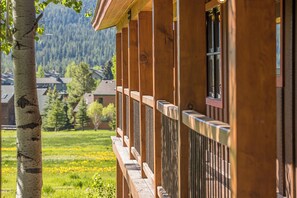 Property grounds - Enchanting Home! 10 Min Drive to Resort, 5 Min to Town Center! (Big Sky)