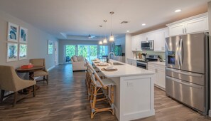 Een koelkast, een magnetron, een oven, een kookplaat