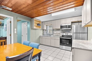 Private kitchen - Pet/Student Friendly, Ocean Blvd 2 (North Myrtle Beach)
