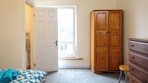 Unclassified image, 5 of 5, button - Darwin road guest house room 5  (Southampton)
