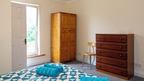Unclassified image, 2 of 5, button - Darwin road guest house room 5  (Southampton)