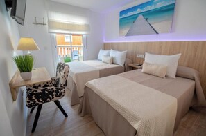 Familierom, byutsikt | Skrivebord og wi-fi (inkludert)