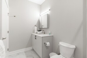 Serviettes fournies, savon, papier toilette