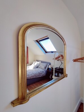 3 slaapkamers, een strijkplank/strijkijzer, gratis wifi, beddengoed