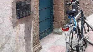 A building with a blue door and a sign above it that reads "RIA DARC BANK 066831789". - Riad Darko  (Essaouira)