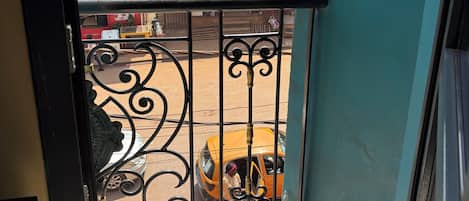 Escritorio, espacio para trabajar con un portátil, cortinas opacas