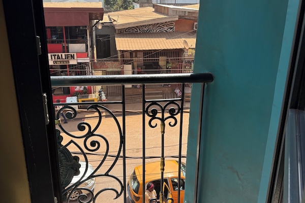 办公桌、笔记本电脑工作区、遮光窗帘、免费 WiFi