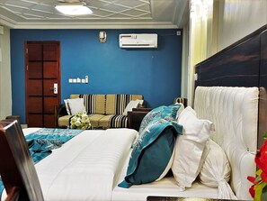 Suite | Desk, laptop workspace, free WiFi - HOTEL LE KREMLIN (Yaoundé)
