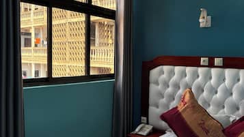 Een bureau, een laptopwerkplek, verduisterende gordijnen, gratis wifi