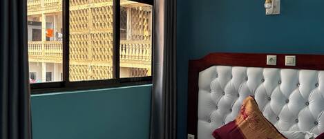 Escritorio, espacio para trabajar con un portátil, cortinas opacas