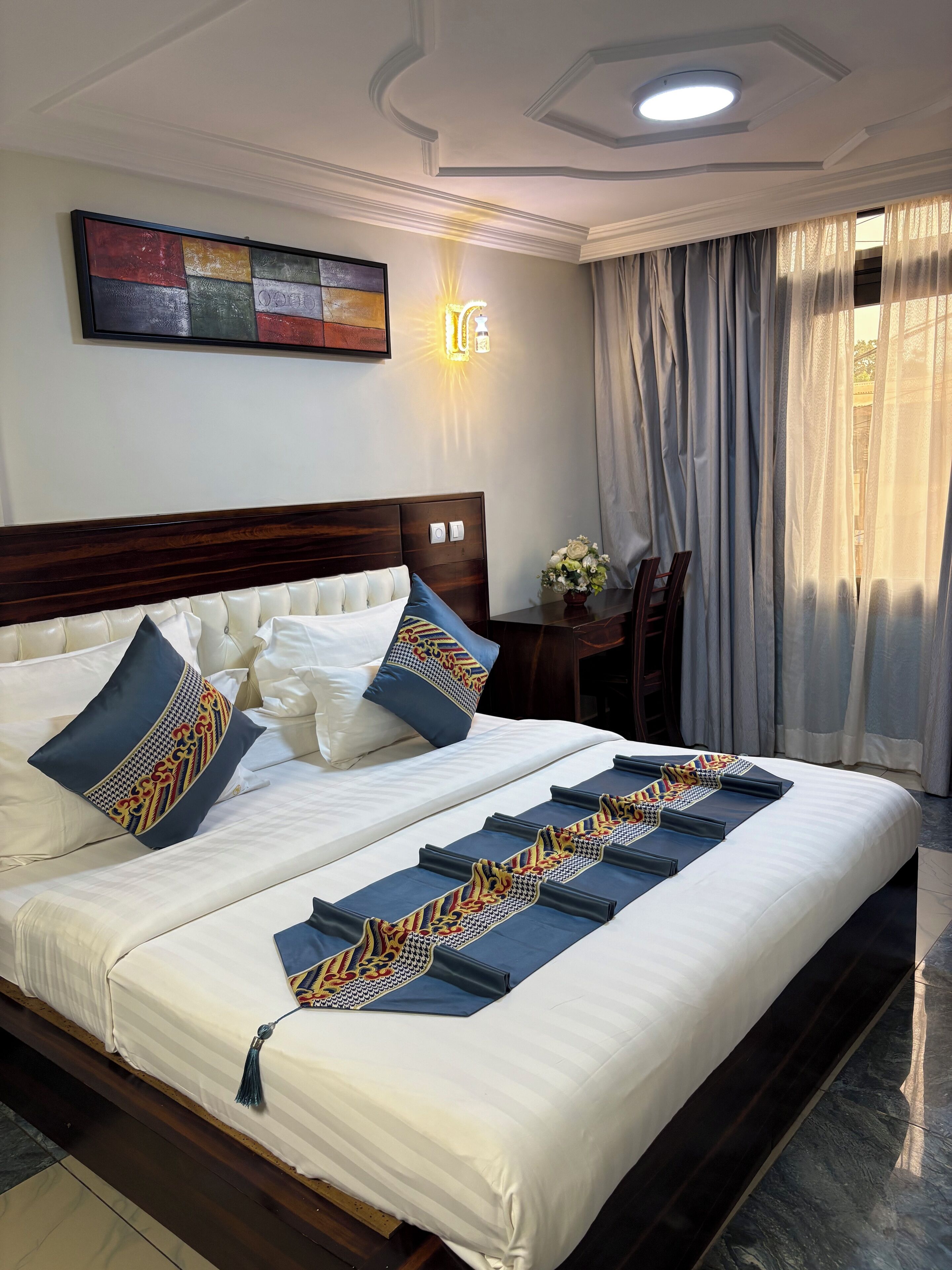 Phòng Suite tiện nghi đơn giản, 1 giường cỡ queen | Bàn, khu vực làm việc phù hợp cho laptop, màn/rèm cản sáng 