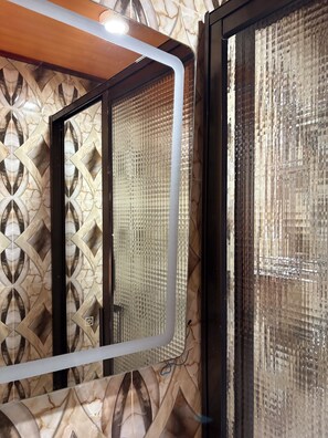 Comfort Suite, 1 Katil Ratu (Queen) | Bilik Mandi | Pancuran mandi, kelengkapan dandanan diri percuma, selipar 