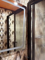 Ducha, artículos de tocador gratuitos, pantuflas, toallas