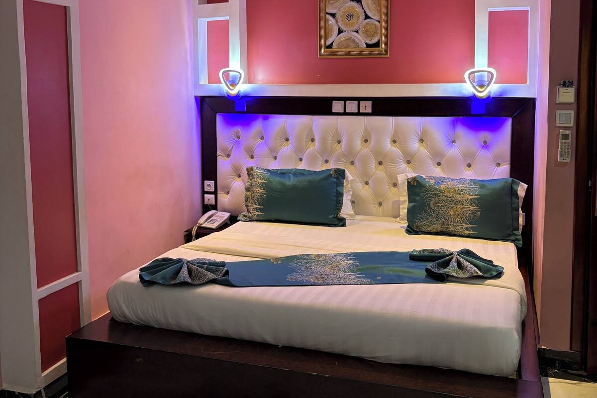 Junior Suite | Desk, laptop workspace, blackout curtains, free WiFi