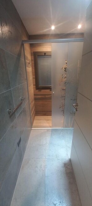 Secadora de cabello, bidet, toallas, jabón 