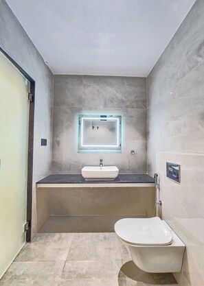 Shower, free toiletries, towels, soap - Hotel Lemon Park (Visakhapatnam)