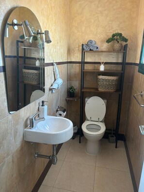 Sèche-cheveux, bidet, serviettes fournies, savon