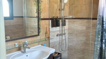 SĂšche-cheveux, bidet, serviettes fournies, savon