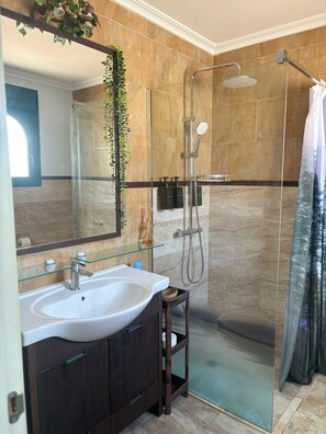 Sèche-cheveux, bidet, serviettes fournies, savon