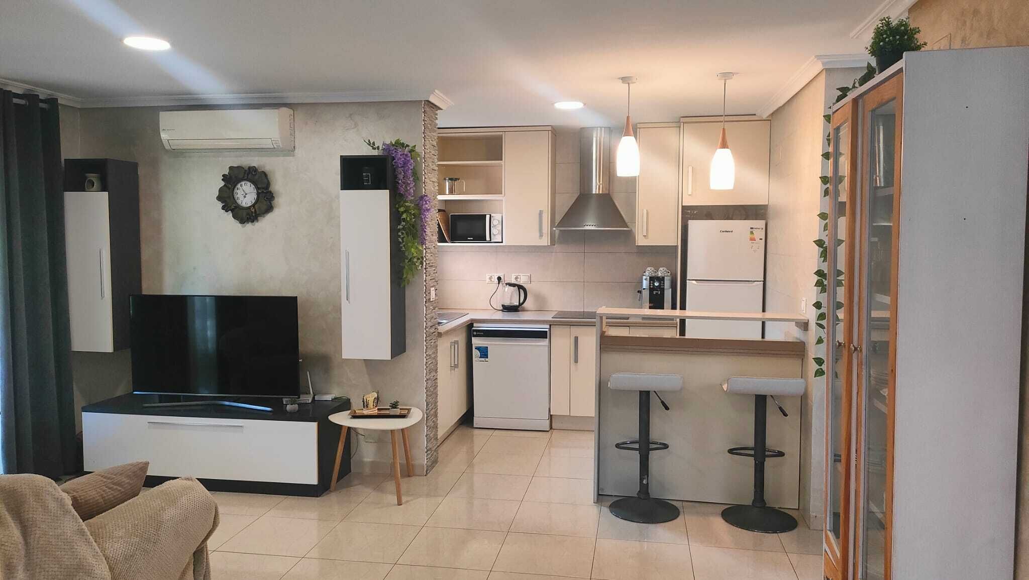 Frigorífico, microondas, placa de cocina y lavavajillas