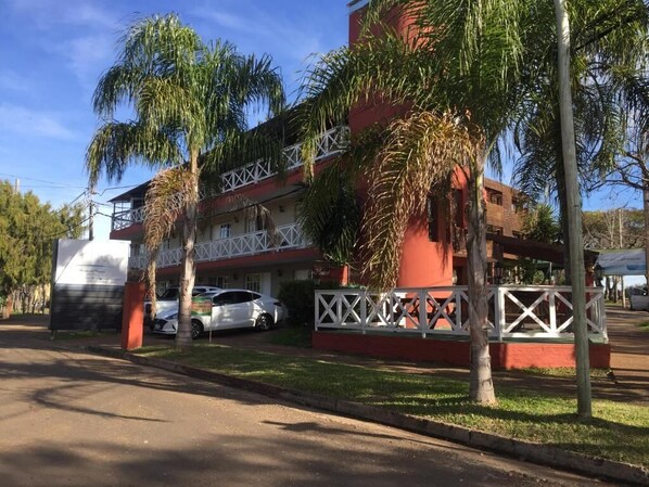 Vista frontal de la propiedad