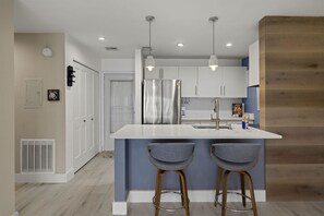 冷蔵庫、電子レンジ、オーブン、コンロ