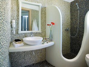 Shower, free toiletries, hair dryer, slippers - Garifalakis Comfort Rooms (Milos)