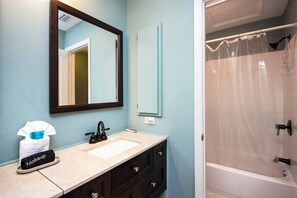 Suihku, hiustenkuivaaja, pyyhkeet