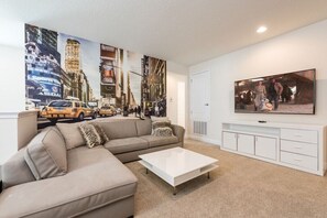 Una Smart TV, una chimenea