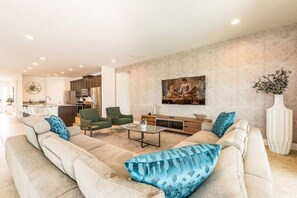 Smart TV, fireplace - Spacious 9-bedroom house with private pool near to Disney (Kissimmee)