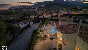 A residential area with a swimming pool, a tennis court, and a view of distant mountains. - Villa VENTURA by Abahana Villas (Calpe)