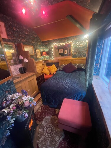 Cosy boutique style space. Close to country pub. Direct bus route to Liverpool.