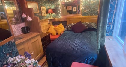 Cosy boutique style space. Close to country pub. Direct bus route to Liverpool.