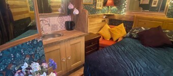 Cosy boutique style space.  Close to country pub. Direct bus route to Liverpool.