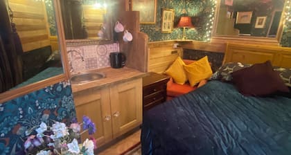 Cosy boutique style space. Close to country pub. Direct bus route to Liverpool.