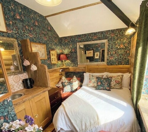 Cosy boutique style space.  Close to country pub. Direct bus route to Liverpool.