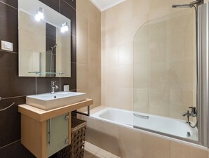 Shower, towels, toilet paper - Rorippa Apartment, Portimao, Algarve (Portimão)