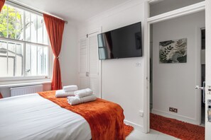 2 bedrooms, iron/ironing board, travel cot, free WiFi