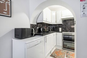Kühlschrank, Mikrowelle, Ofen, Herdplatte