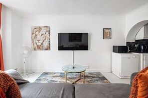 2 slaapkamers, een strijkplank/strijkijzer, reisbedje, gratis wifi
