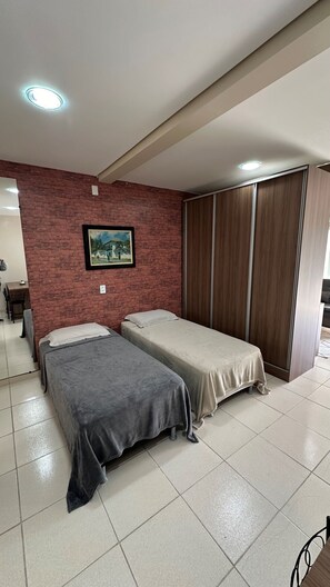 2 habitaciones, tabla de planchar con plancha, wifi y ropa de cama 