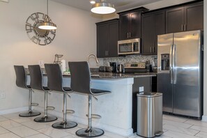 Fridge, microwave, oven, stovetop - 3085 TS - Opulent 5 BR Townhome Private Pool (Kissimmee)