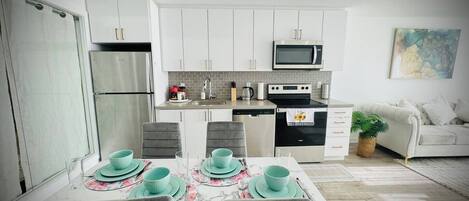 Kjøleskap, mikrobølgeovn, ovn og kokeplater