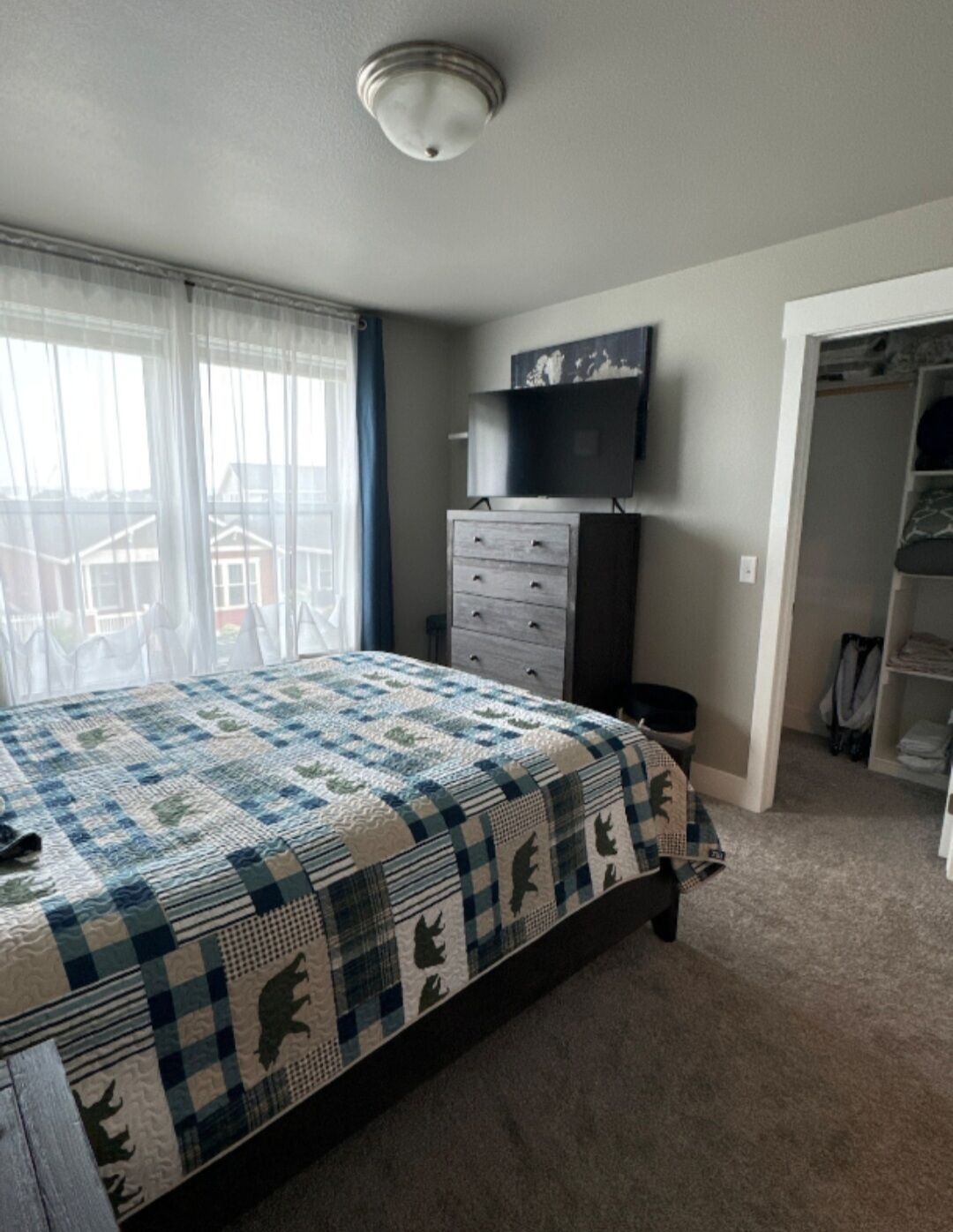 2 bedrooms, travel cot, WiFi, bed sheets