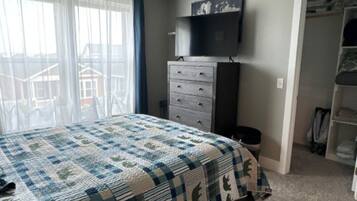 2 bedrooms, travel cot, WiFi, bed sheets