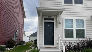 A two-story house with a dark front door and the number 1640 above it. - Charming 2-bedroom townhome with WiFi, AC/Heat in delightful Billings (Billings)
