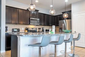 Refrigerador, microondas, horno, lavavajillas