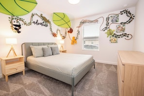 4 bedrooms, iron/ironing board, internet, bed sheets
